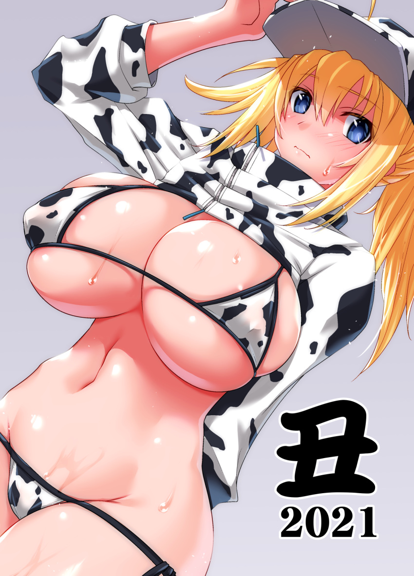 1girl 2021 adapted_costume ahoge animal_print arm_behind_back arm_up artoria_pendragon_(all) bangs baseball_cap bikini blonde_hair blue_eyes blush breasts chinese_zodiac cleavage closed_mouth commentary_request covered_nipples cow_print cowboy_shot dutch_angle eyebrows_visible_through_hair fate/grand_order fate_(series) groin hair_between_eyes hair_through_headwear hat highres large_breasts long_hair long_sleeves looking_at_viewer midriff mysterious_heroine_xx_(foreigner) navel ponytail shrug_(clothing) side-tie_bikini sidelocks simple_background skindentation solo standing sweat swimsuit tsuzuki_yoshio underboob white_bikini white_headwear white_sleeves year_of_the_ox zipper_pull_tab