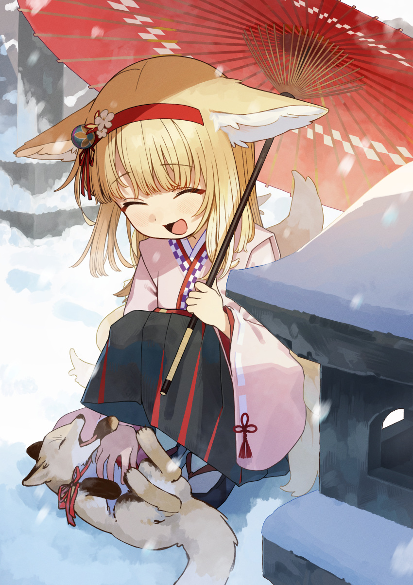 1girl absurdres animal_ears arknights belly_rub blonde_hair closed_eyes commentary_request facing_ahead fox fox_ears fox_tail hairband highres holding holding_umbrella japanese_clothes kimono long_sleeves new_year official_alternate_costume oil-paper_umbrella open_mouth outdoors pink_kimono red_hairband sandals shoujo_l smile snow solo squatting stone_lantern suzuran_(arknights) suzuran_(yukibare)_(arknights) tail umbrella wide_sleeves