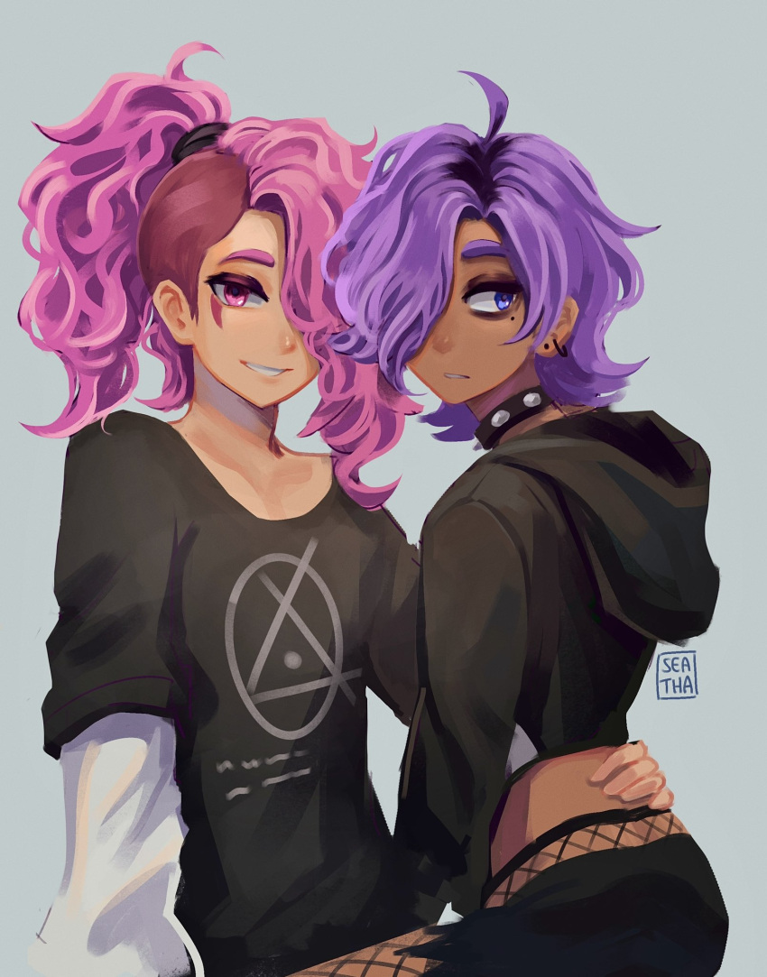 2girls ahoge black_collar black_hoodie black_shirt blue_eyes collar crop_top cropped_hoodie dark-skinned_female dark_skin grey_background highres hood hoodie medium_hair mole mole_under_eye multiple_girls original parted_lips pink_eyes pink_hair ponytail purple_hair seatha shirt simple_background smile teeth thick_eyebrows wavy_hair