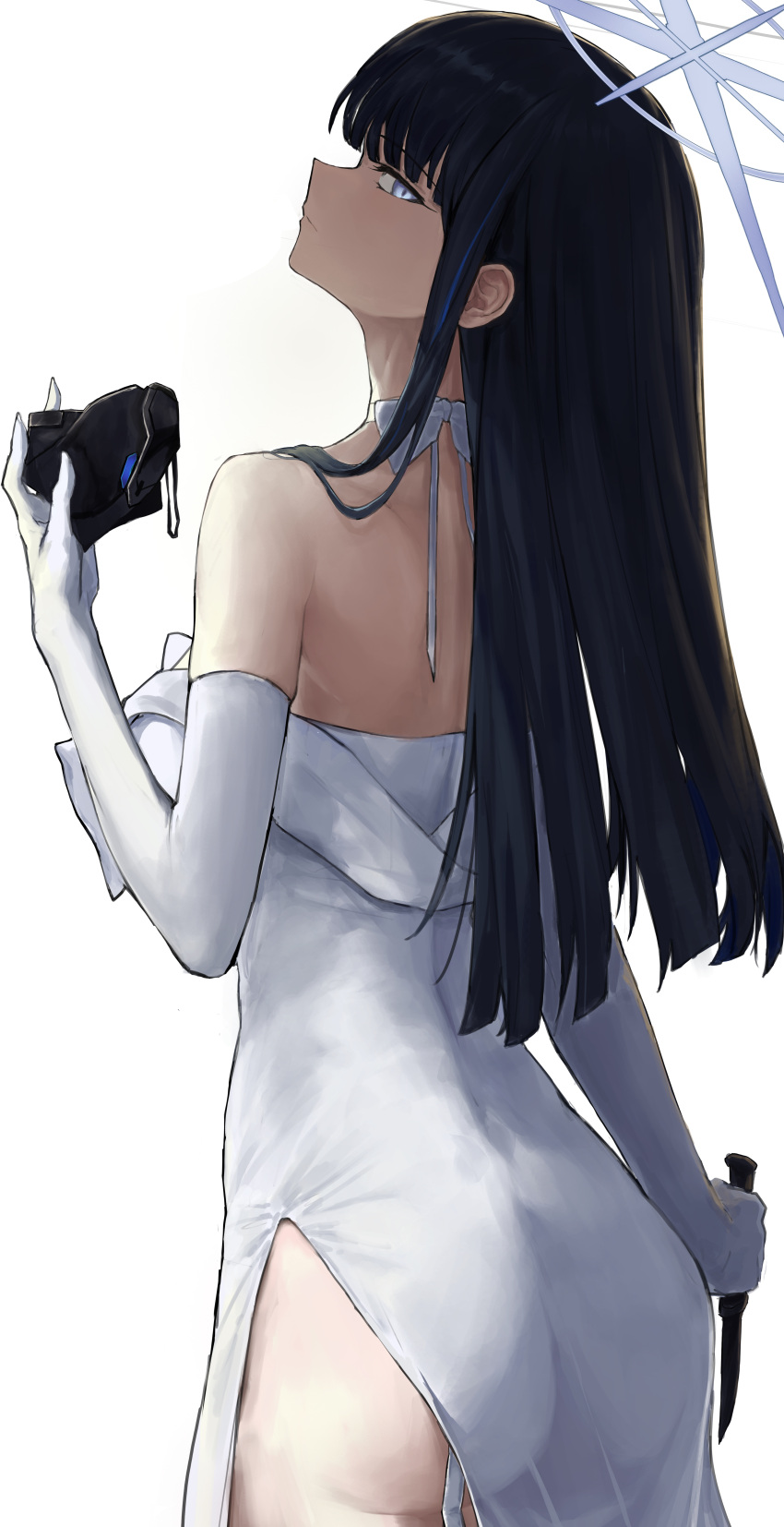 1girl absurdres ass blue_archive blue_halo blunt_bangs choker closed_mouth d.c._(dc) dress elbow_gloves from_behind gloves halo highres holding holding_knife knife looking_back official_alternate_costume profile saori_(blue_archive) saori_(dress)_(blue_archive) simple_background solo strapless strapless_dress white_background white_choker white_dress white_gloves