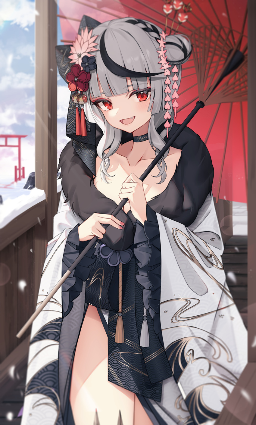 1girl :d black_hair cowboy_shot flower frilled_sleeves frills grey_hair hair_bun hair_flower hair_ornament highres holding holding_umbrella hololive japanese_clothes kimono long_sleeves multicolored_hair oil-paper_umbrella red_eyes sakamata_chloe sakamata_chloe_(new_year) single_side_bun smile solo standing streaked_hair thomas_8000 umbrella virtual_youtuber white_kimono