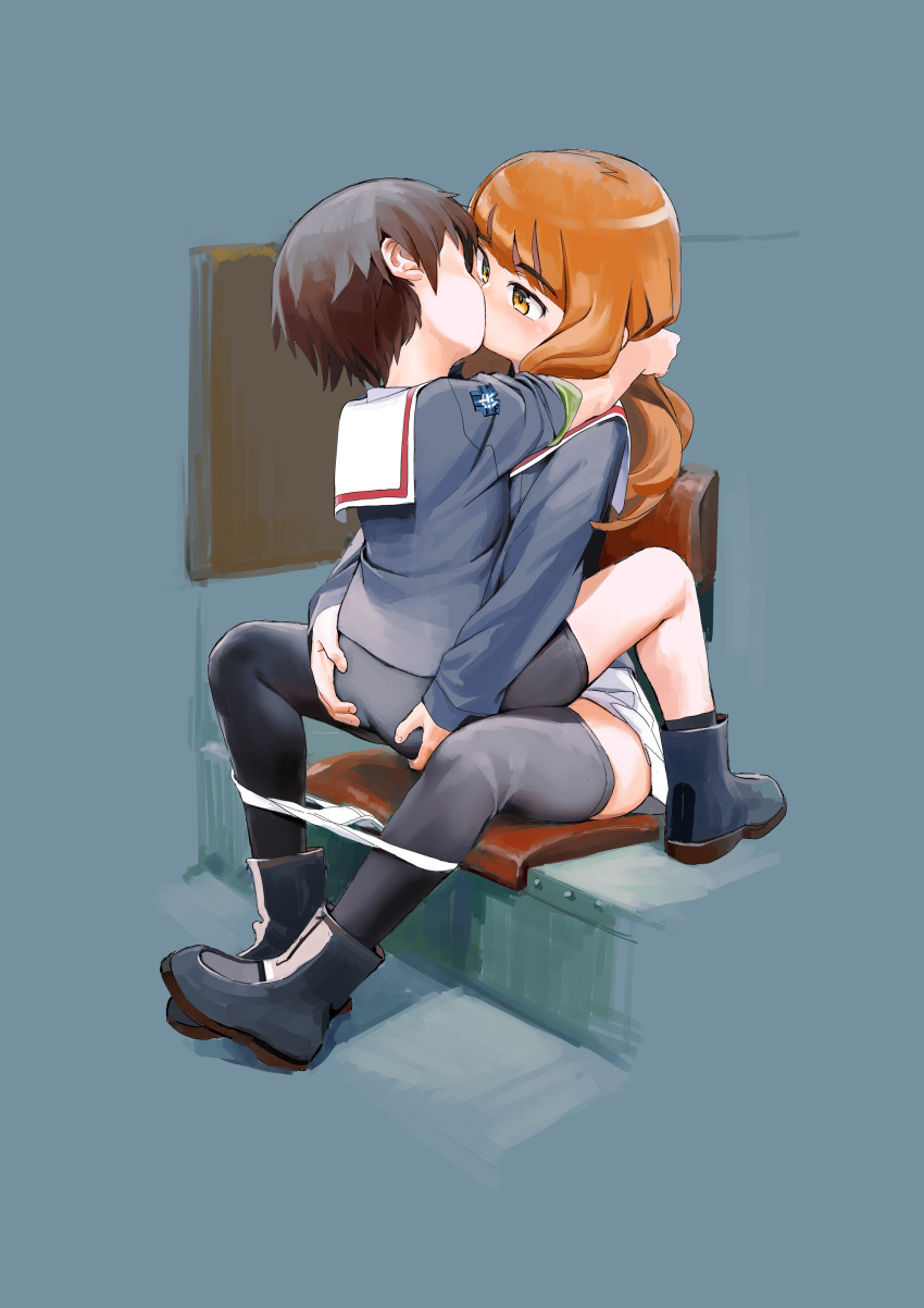 1girl absurdres ass_grab black_footwear black_hair black_shorts black_thighhighs blunt_bangs blush girls_und_panzer grabbing_another's_ass groping highres isobe_noriko kiss long_hair military orange_hair sailor_collar school_uniform serafuku shorts simple_background thighhighs zhongye_yu