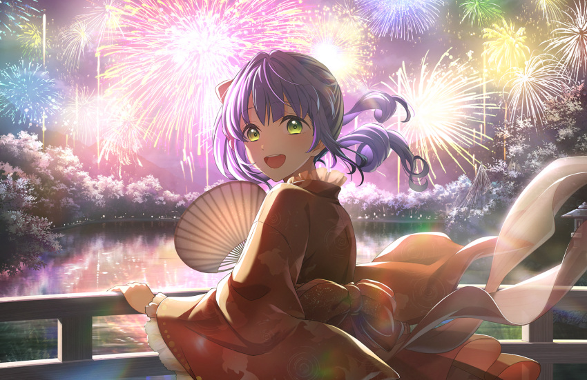 1girl :d aerial_fireworks fireworks floating_hair forest game_cg glowing glowing_eyes green_eyes hand_fan hand_on_railing highres japanese_clothes kimono kingyo_hanabi_(love_live!) link!_like!_love_live! long_sleeves looking_at_viewer looking_back love_live! nature night official_art open_mouth otomune_kozue purple_hair red_kimono side_ponytail sidelocks smile solo teeth third-party_source upper_body upper_teeth_only virtual_youtuber wide_sleeves