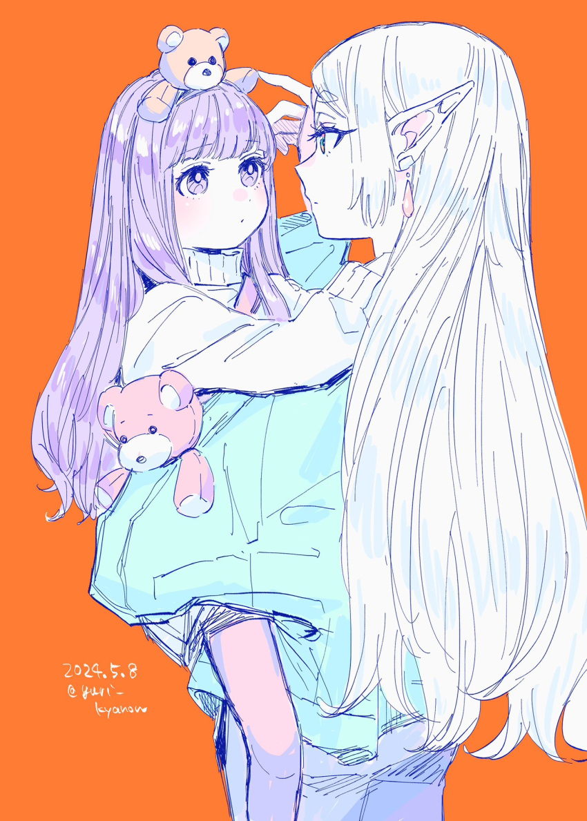 2girls aged_down artist_name blue_sweater carrying carrying_person child closed_mouth commentary_request cowboy_shot dated dot_mouth earrings elf expressionless eye_contact fern_(sousou_no_frieren) frieren highres jewelry long_hair long_pointy_ears long_sleeves looking_at_another multiple_girls orange_background pointy_ears purple_eyes purple_hair simple_background sousou_no_frieren standing stuffed_animal stuffed_toy sweater teddy_bear very_long_hair white_hair white_sweater yuri_kyanon