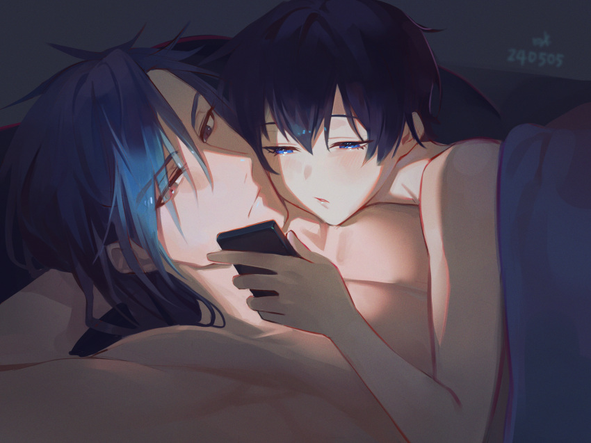 2boys bed black_hair blue_eyes commentary_request cuddling dark_background eyelashes hair_between_eyes half-closed_eyes highres holding holding_phone kiyonagi long_hair looking_at_phone male_focus multiple_boys night nude original parted_lips phone pillow red_eyes short_hair size_difference sleepy under_covers yaoi