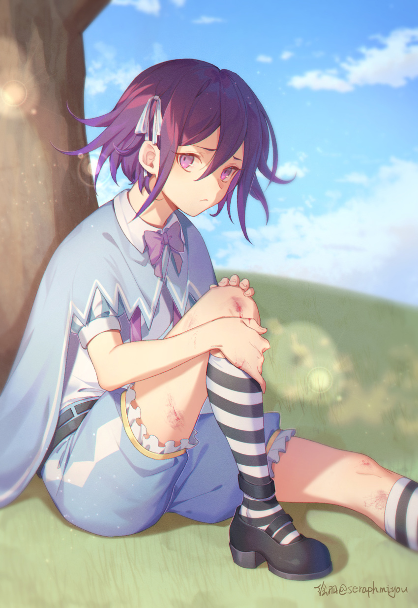 1boy alternate_costume artist_name bangs black_footwear blurry blurry_background bow cape closed_mouth commentary day ewa_(seraphhuiyu) frilled_shorts frills frown grass hair_between_eyes hair_ornament highres injury knee_up kneehighs looking_at_viewer male_focus mary_janes on_ground outdoors purple_bow purple_eyes purple_hair purple_neckwear ribbon shirt shoes short_hair short_sleeves shorts sitting sky socks solo striped striped_legwear tree