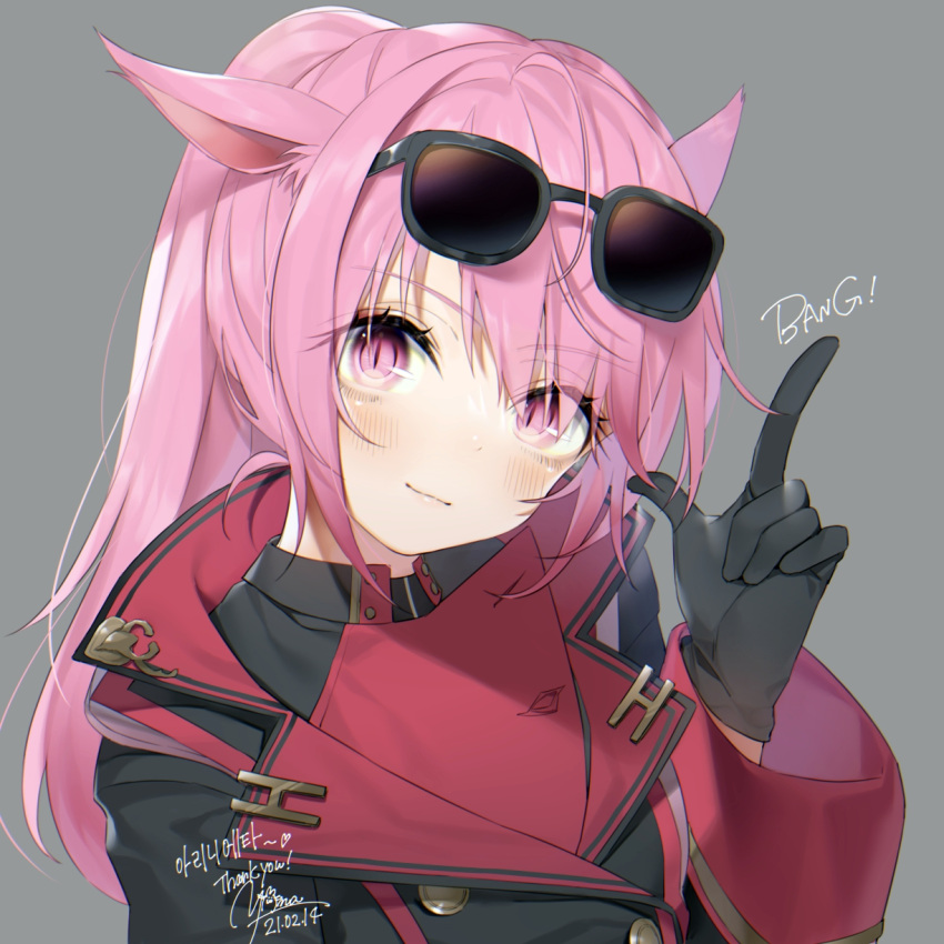 1girl animal_ears black_gloves blush cat_ears coat commentary eyebrows_visible_through_hair eyewear_on_head final_fantasy final_fantasy_xiv finger_gun gloves grey_background head_tilt highres index_finger_raised looking_at_viewer miqo'te overcoat pink_eyes pink_hair simple_background smile solo sunglasses yana_mori