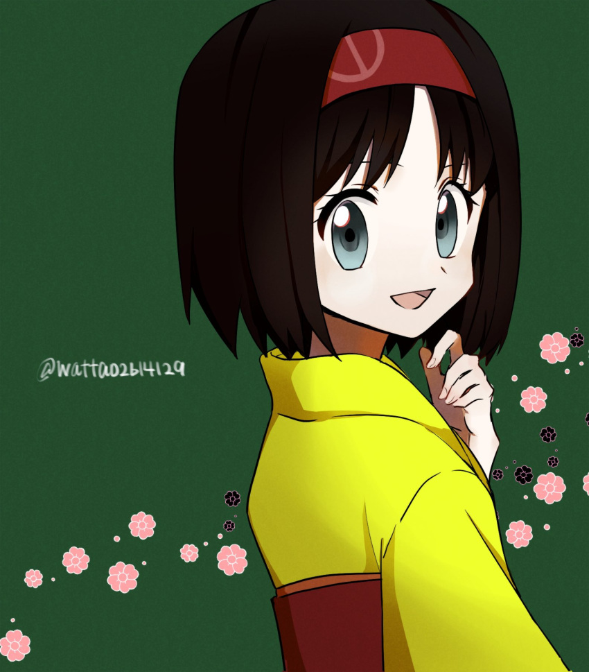 1girl :d bangs black_hair erika_(pokemon) green_background gym_leader hairband highres japanese_clothes kimono looking_at_viewer open_mouth parted_bangs pokemon pokemon_(game) pokemon_frlg red_hairband short_hair smile solo twitter_username watta02614129