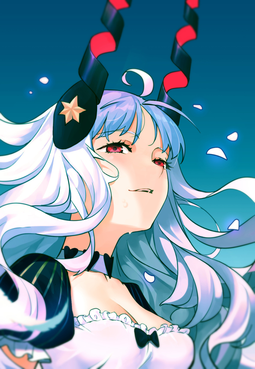 1girl ahoge bangs besmiled blue_background breasts caren_hortensia caren_hortensia_(amor_caren) choker cleavage curled_horns eyebrows_visible_through_hair fate/grand_order fate_(series) gradient gradient_background grey_choker heart heart_choker highres horns long_hair medium_breasts parted_lips petals puffy_short_sleeves puffy_sleeves red_eyes short_sleeves silver_hair solo upper_body
