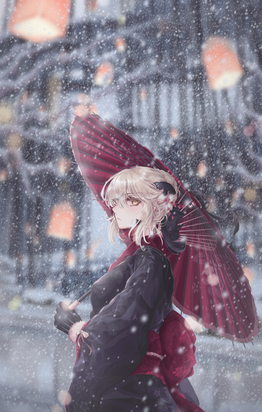 1girl artoria_pendragon_(all) bangs black_kimono black_ribbon blonde_hair eyebrows_visible_through_hair fate/grand_order fate_(series) fur-trimmed_gloves fur_trim glance gloves hair_between_eyes hair_ribbon highres holding holding_umbrella japanese_clothes kimono lantern long_sleeves looking_at_viewer obi outdoors red_umbrella ribbon ru_251 saber_alter sash sidelocks snowing standing umbrella wide_sleeves yellow_eyes