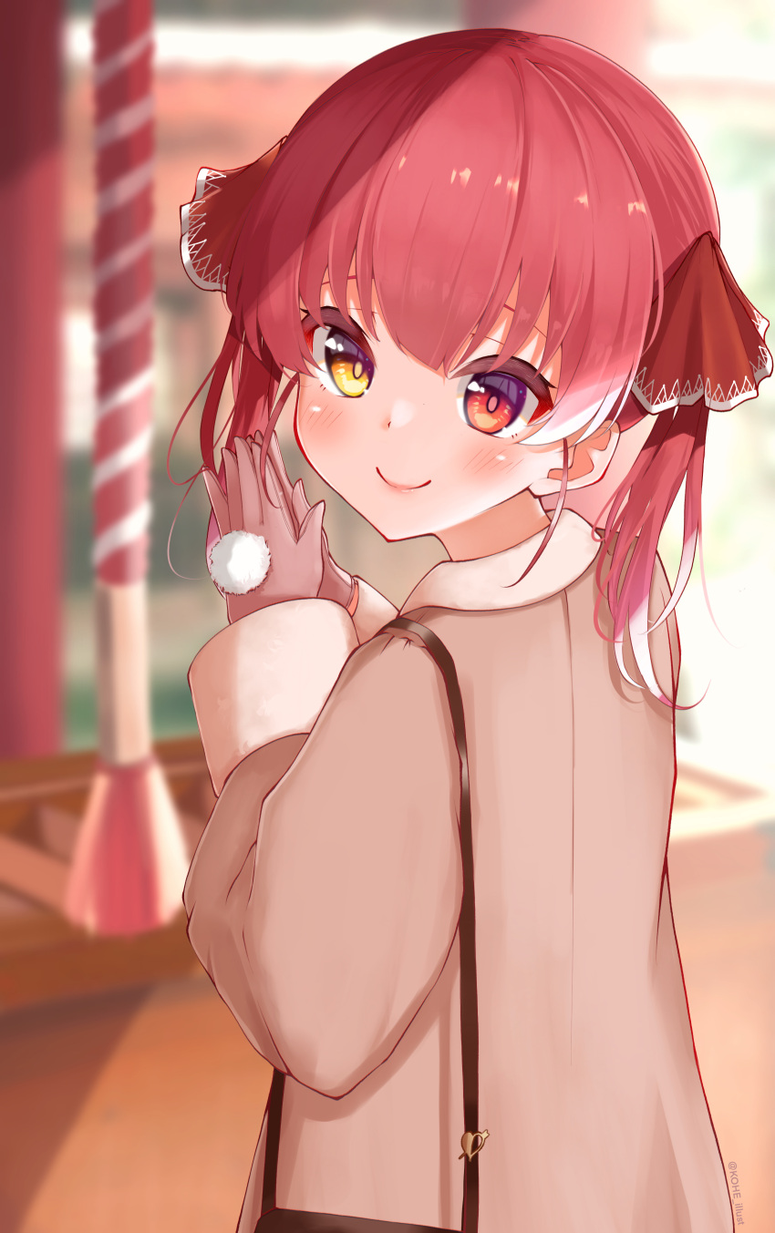 1girl absurdres alternate_costume bag bangs blush bright_pupils brown_coat closed_mouth coat from_behind gloves hair_ribbon handbag hatsumoude heterochromia highres hololive houshou_marine kohe_billialot kouhaku_nawa looking_at_viewer pom_pom_(clothes) praying red_eyes red_hair red_ribbon ribbon short_hair shrine smile solo twintails upper_body virtual_youtuber winter_clothes yellow_eyes