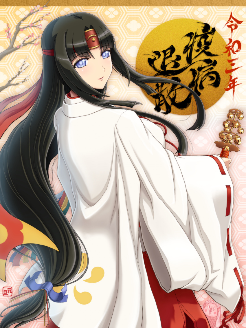 1girl absurdres bangs black_hair blind blue_eyes blush breasts headband highres holding japanese_clothes large_breasts long_hair long_sleeves looking_at_viewer miko mucoro nengajou new_year parted_bangs queen's_blade queen's_blade_rebellion red_headband sidelocks smile solo sun sword_saint_priestess_tomoe tomoe very_long_hair wide_sleeves