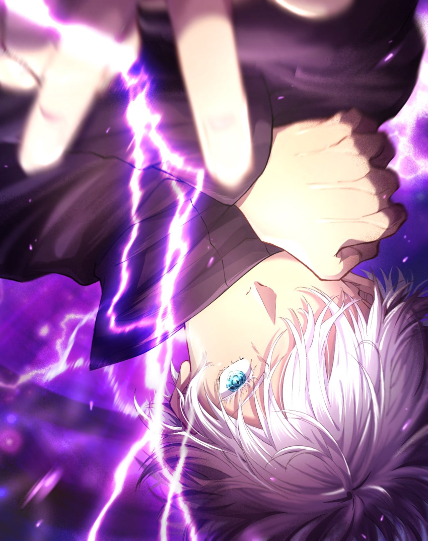 1boy bangs black_jacket blue_eyes covered_mouth electricity eyelashes gojou_satoru hair_over_one_eye hand_up high_collar highres jacket jujutsu_kaisen long_sleeves looking_at_viewer male_focus purple_background short_hair solo upper_body upside-down white_hair yuka_(pixiv38407039)