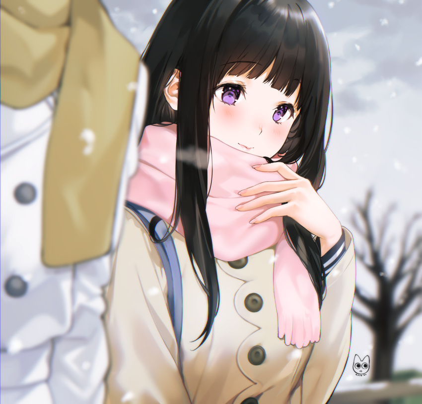 1girl 1other alternate_costume artist_logo backpack bag bangs bare_tree beige_scarf black_hair blunt_bangs blurry blurry_background blurry_foreground blush brown_scarf chitanda_eru closed_mouth depth_of_field hand_up highres hyouka long_hair long_sleeves mery_(yangmalgage) purple_eyes scarf school_uniform serafuku solo_focus tree upper_body winter_clothes