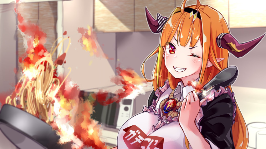 1girl ahoge apron bangs black_hairband black_jacket blonde_hair blunt_bangs blurry blurry_background bow breasts brooch collared_shirt commentary_request cooking diagonal-striped_bow dragon_girl dragon_horns fire flipping_food food frilled_apron frills frying_pan gem grin hairband hand_up highlights highres hololive horn_bow horns indoors jacket jewelry kiryu_coco kitchen large_breasts light_blush long_hair looking_at_viewer microwave mixed-language_commentary multicolored multicolored_eyes multicolored_hair one_eye_closed orange_hair pasta pointy_ears print_apron purple_eyes red_eyes shirt sidelocks slit_pupils smile solo streaked_hair striped striped_bow tongs upper_body virtual_youtuber white_apron white_shirt yuyaiyaui