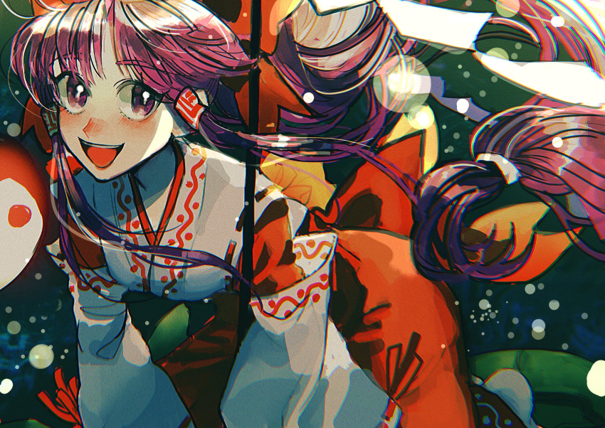 1girl bow commentary_request dark_background gohei hair_bow hair_tubes hakurei_reimu hakurei_reimu_(pc-98) highres japanese_clothes kimono leaning_forward long_hair long_sleeves looking_at_viewer low-tied_long_hair open_mouth orb purple_eyes purple_hair red_bow red_skirt sizuo_1997619 skirt smile solo touhou touhou_(pc-98) very_long_hair white_kimono wide_sleeves yin_yang yin_yang_orb