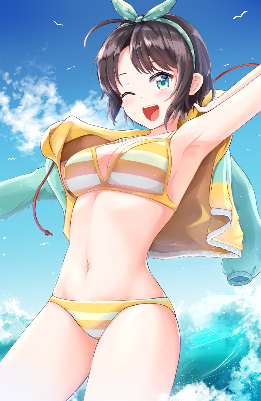 1girl adda bangs bikini black_hair blue_eyes blue_sky breasts cleavage cloud hairband highres hololive looking_at_viewer medium_breasts oozora_subaru open_mout open_mouth outstretched_arms polka_dot_hairband round_teeth short_hair sky smile solo striped striped_bikini swimsuit teeth upper_teeth virtual_youtuber yellow_bikini