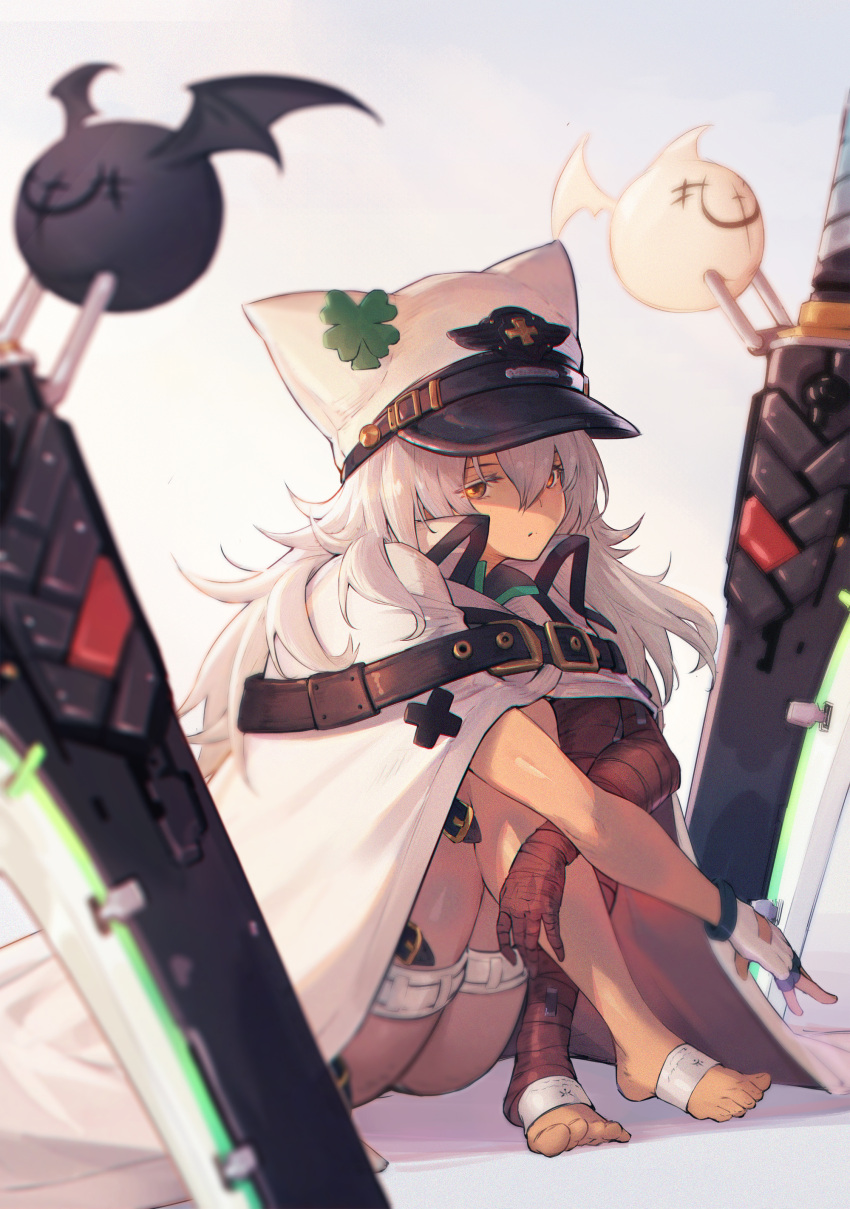 1girl absurdres bandaged_arm bandaged_leg bandages barefoot breasts cape dark_skin dark_skinned_female feet guilty_gear guilty_gear_strive highres looking_at_viewer medium_hair orange_eyes platinum_blonde_hair ramlethal_valentine short_shorts shorts single_bare_leg sitting solo sword thigh_strap weapon white_cape white_headwear white_shorts xian_yu_mo_ren