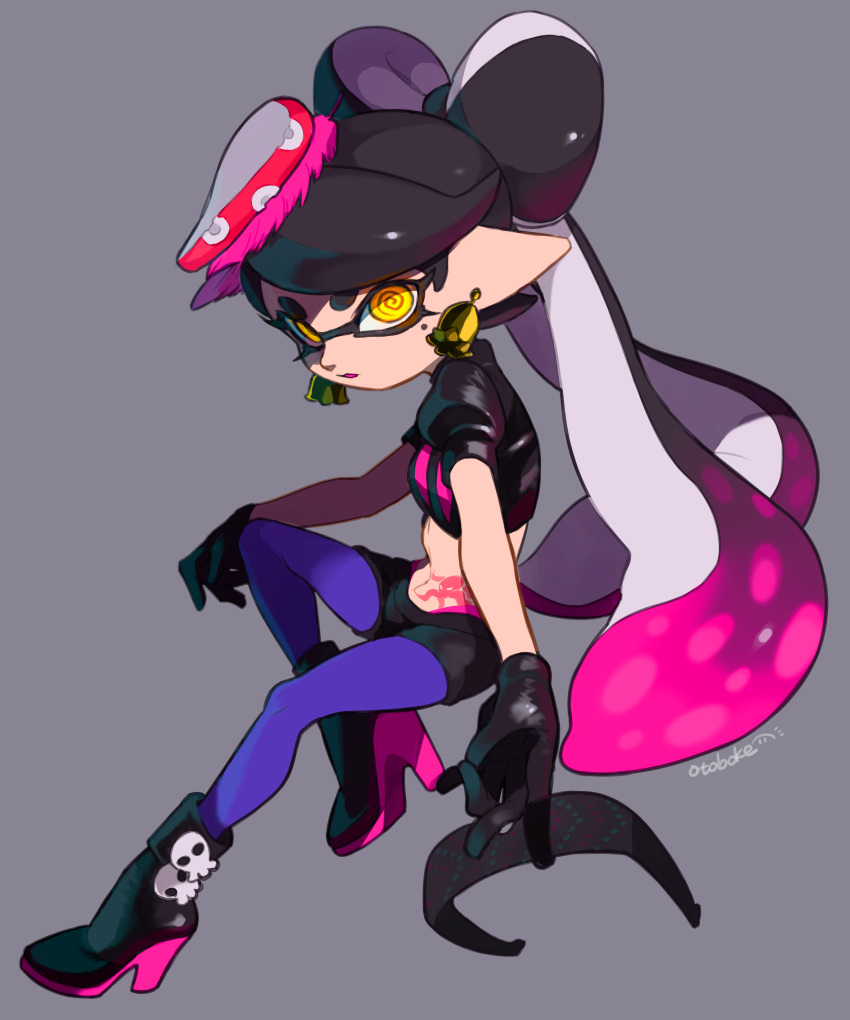 1girl @_@ absurdres arm_on_knee artist_name bangs black_footwear black_gloves black_hair black_shirt black_shorts blue_legwear boots callie_(splatoon) commentary corruption crop_top dark_persona domino_mask earrings food food_on_head frown full_body gloves gradient_hair grey_background high_heel_boots high_heels highres holding holding_eyewear invisible_chair jewelry knee_up legwear_under_shorts long_hair looking_at_viewer mask midriff mole mole_under_eye multicolored_hair navel object_on_head open_mouth otoboke-san pantyhose pointy_ears purple_hair shirt short_shorts short_sleeves shorts signature simple_background sitting solo splatoon_(series) splatoon_2 stomach_tattoo sunglasses sushi swept_bangs tako-san_wiener tattoo tentacle_hair very_long_hair