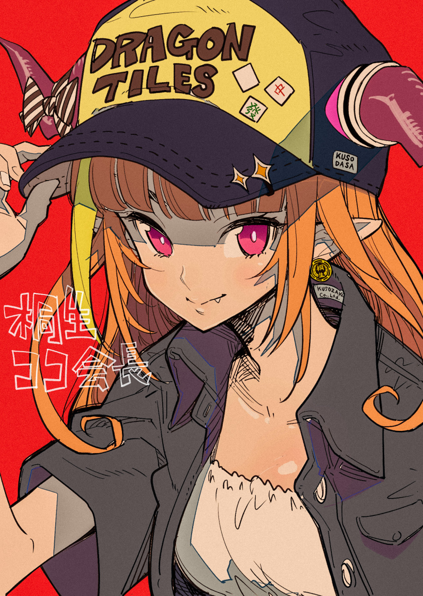 1girl alternate_costume arm_up bangs baseball_cap black_headwear blonde_hair bow breast_pocket breasts bright_pupils commentary_request diagonal-striped_bow dragon_girl dragon_horns earrings emblem eyebrows_behind_hair fang fang_out hand_on_headwear hat highlights highres hololive horn_bow horns jacket jewelry kiryu_coco light_blush long_hair looking_at_viewer multicolored_hair open_clothes open_jacket orange_hair pink_eyes pocket pointy_ears print_headwear red_background short_sleeves sidelocks simple_background smile solo streaked_hair striped striped_bow tamo_(gaikogaigaiko) translation_request upper_body virtual_youtuber white_pupils