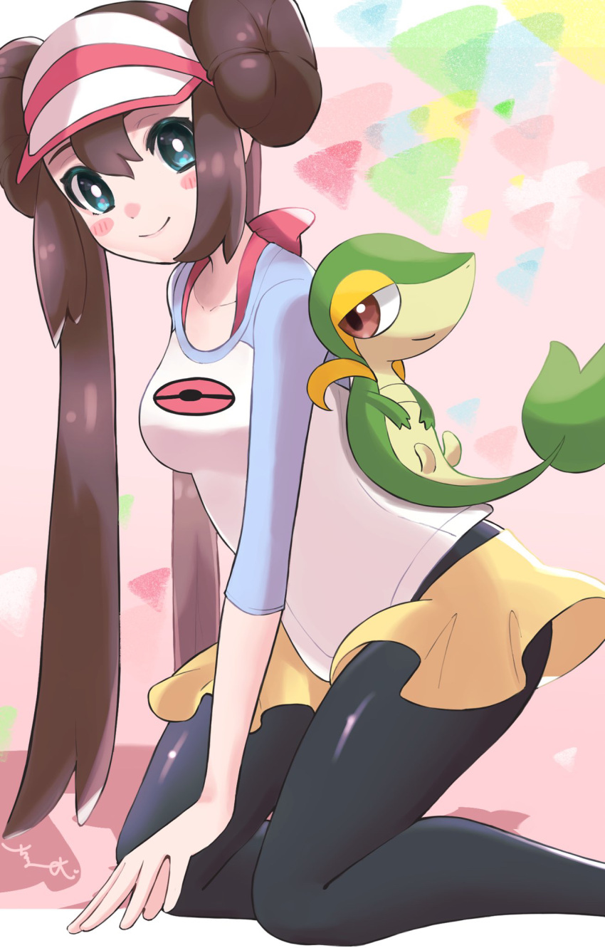 1girl bangs black_legwear blue_eyes blush_stickers bow breasts bright_pupils brown_hair closed_mouth commentary_request double_bun eyelashes gen_5_pokemon highres kneeling legwear_under_shorts long_hair looking_at_viewer pantyhose pink_bow pokemon pokemon_(creature) pokemon_(game) pokemon_bw2 raglan_sleeves rosa_(pokemon) shirt short_shorts shorts smile snivy starter_pokemon surumeika_(ninfiiiir) twintails visor_cap white_pupils yellow_shorts