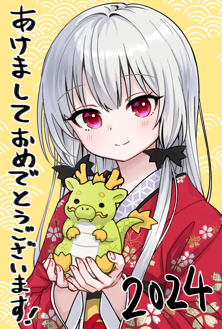 1girl absurdres ama-tou animal black_ribbon chinese_zodiac closed_mouth commentary_request dragon floral_print grey_hair hair_between_eyes hair_ribbon hands_up highres holding holding_animal japanese_clothes kimono long_hair long_sleeves looking_at_viewer print_kimono purple_eyes red_kimono ribbon smile solo sophie_twilight tonari_no_kyuuketsuki-san translation_request upper_body wide_sleeves year_of_the_dragon yellow_background
