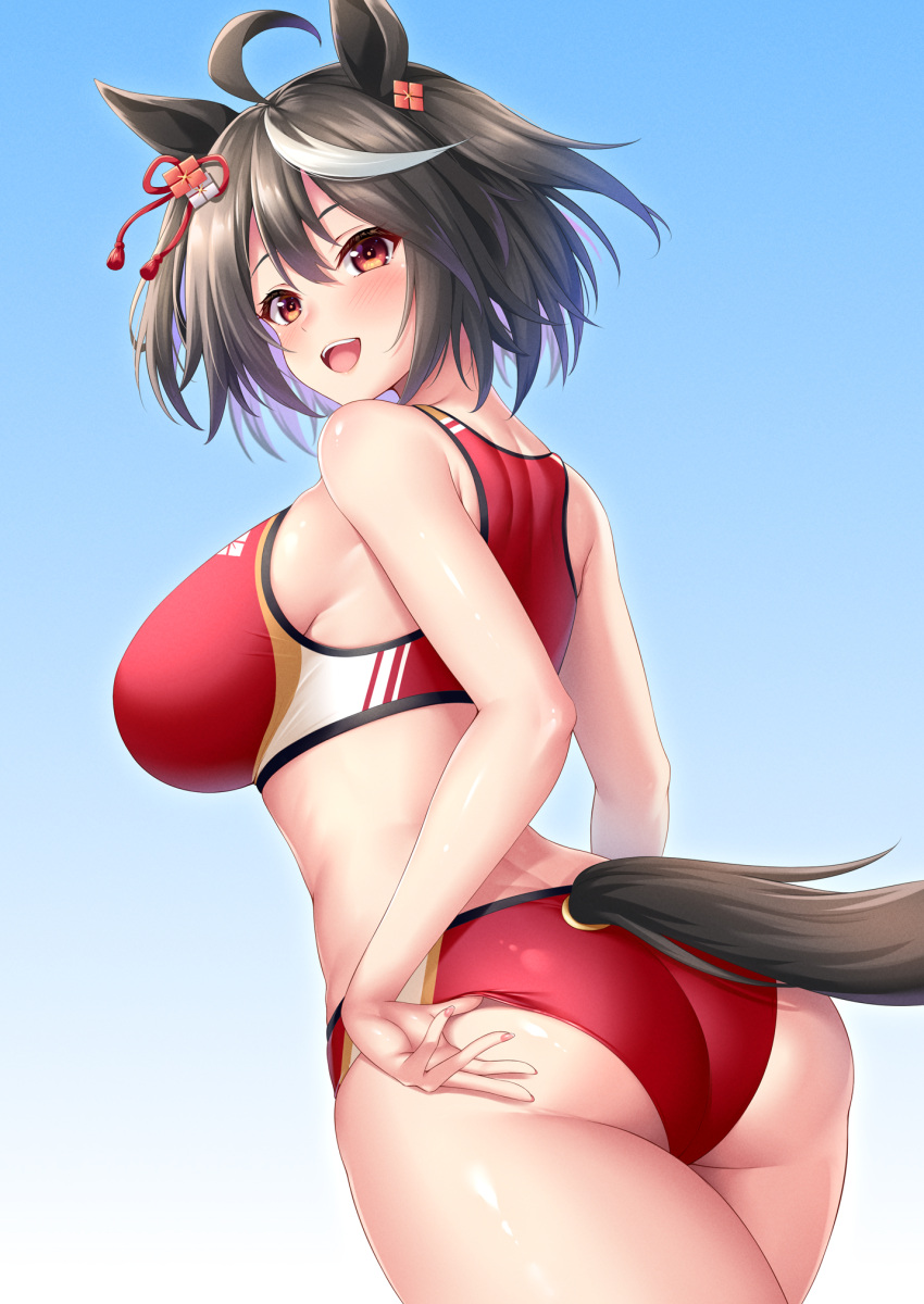 1girl :d ahoge animal_ears ass black_hair blue_background breasts buruma commentary_request from_behind gradient_background highres horse_ears horse_girl horse_tail kitasan_black_(umamusume) large_breasts looking_at_viewer multicolored_hair open_mouth red_buruma red_eyes red_sports_bra smile solo sports_bra streaked_hair tail thighs umamusume white_hair yuunagi_(0217)