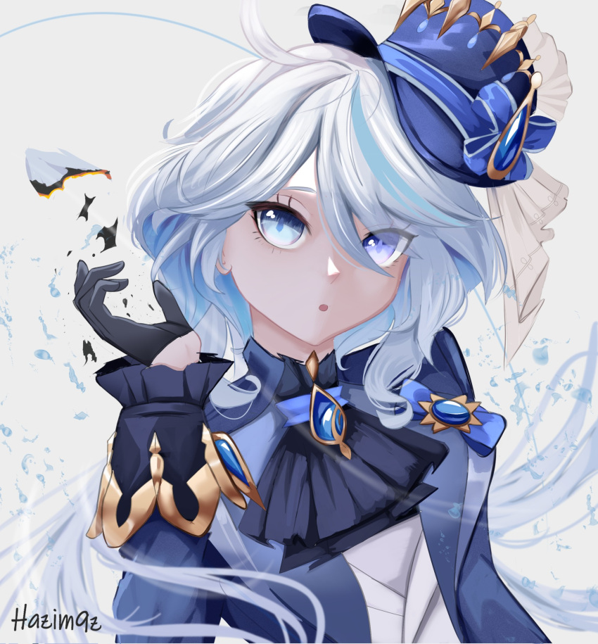 1girl :o ahoge ascot black_gloves blue_ascot blue_bow blue_eyes blue_hair blue_headwear blue_jacket bow brooch colored_inner_hair commentary_request furina_(genshin_impact) genshin_impact gloves grey_background hand_up hat hat_bow hazim_(hazim9z) highres jacket jewelry long_hair long_sleeves looking_at_viewer multicolored_hair open_clothes open_jacket parted_lips shirt solo streaked_hair top_hat upper_body very_long_hair white_hair white_shirt