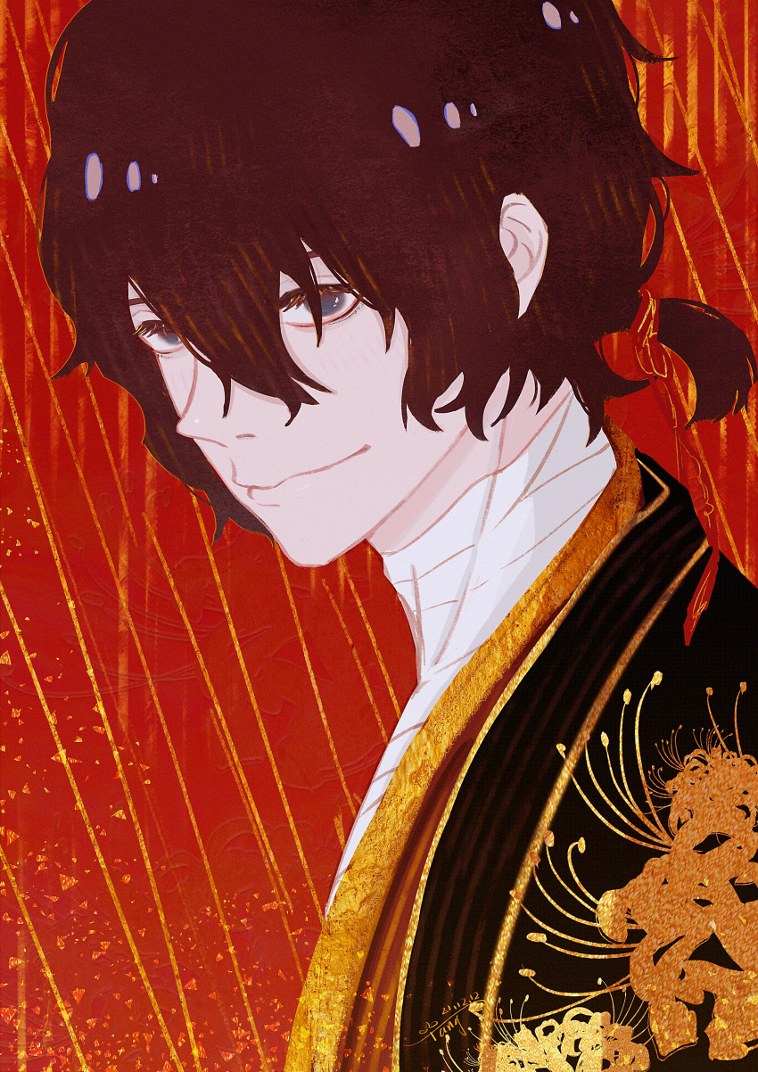 1boy absurdres bandaged_neck bandages black_jacket brown_hair bungou_stray_dogs chinese_commentary closed_mouth commentary_request dazai_osamu_(bungou_stray_dogs) eyelashes floral_print flower grey_eyes hair_between_eyes haori highres jacket japanese_clothes looking_at_viewer male_focus red_background sanshui_guantang short_hair short_ponytail simple_background smile solo spider_lily upper_body