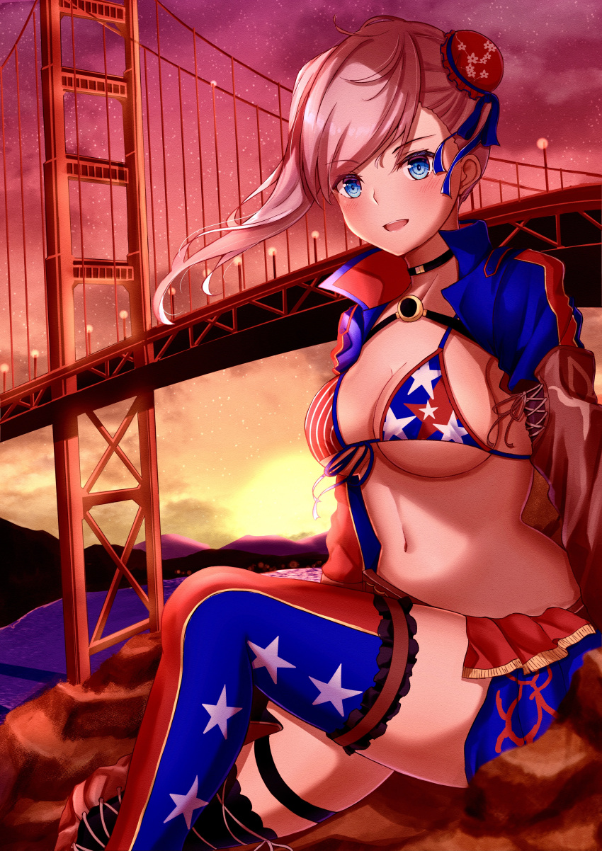 1girl absurdres american_flag_bikini american_flag_legwear bangs bikini black_neckwear blue_eyes blush boots breasts bun_cover choker cleavage eyebrows_visible_through_hair fate/grand_order fate_(series) flag_print golden_gate_bridge hair_bun highres large_breasts miyamoto_musashi_(fate) miyamoto_musashi_(swimsuit_berserker)_(fate) navel outdoors parted_lips shrug_(clothing) sideboob single_thigh_boot sitting smile solo star_(symbol) star_print sunset swimsuit swimwear thigh_boots thighhighs toukan underboob