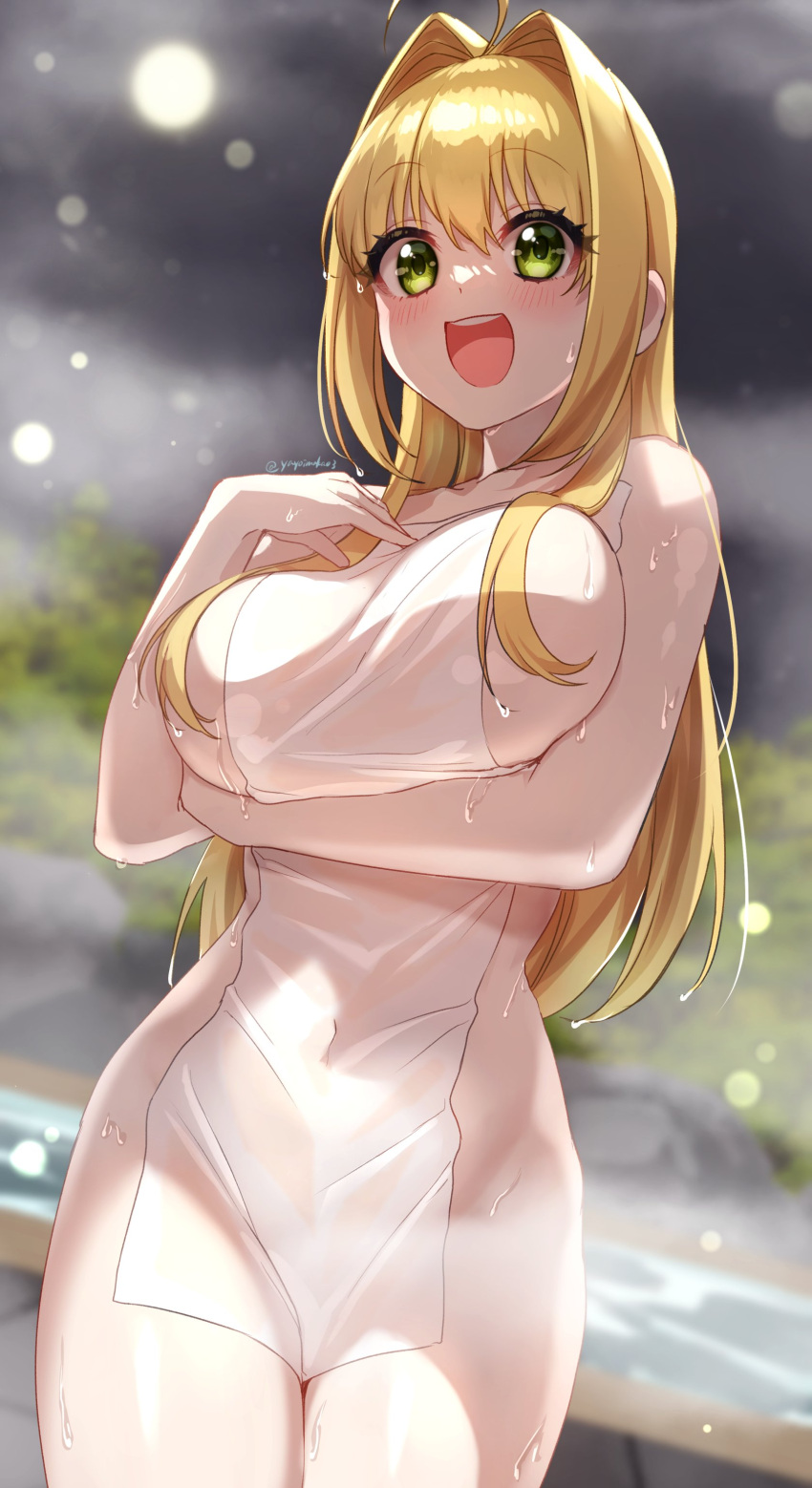 1girl :d absurdres ahoge alternate_hairstyle arm_under_breasts blonde_hair breasts bush covered_navel fate/extra fate_(series) green_eyes hair_down hair_intakes highres large_breasts looking_at_viewer moon naked_towel nero_claudius_(fate) nero_claudius_(fate)_(all) night night_sky onsen open_mouth outdoors rock sky smile solo steam towel yayoi_maka