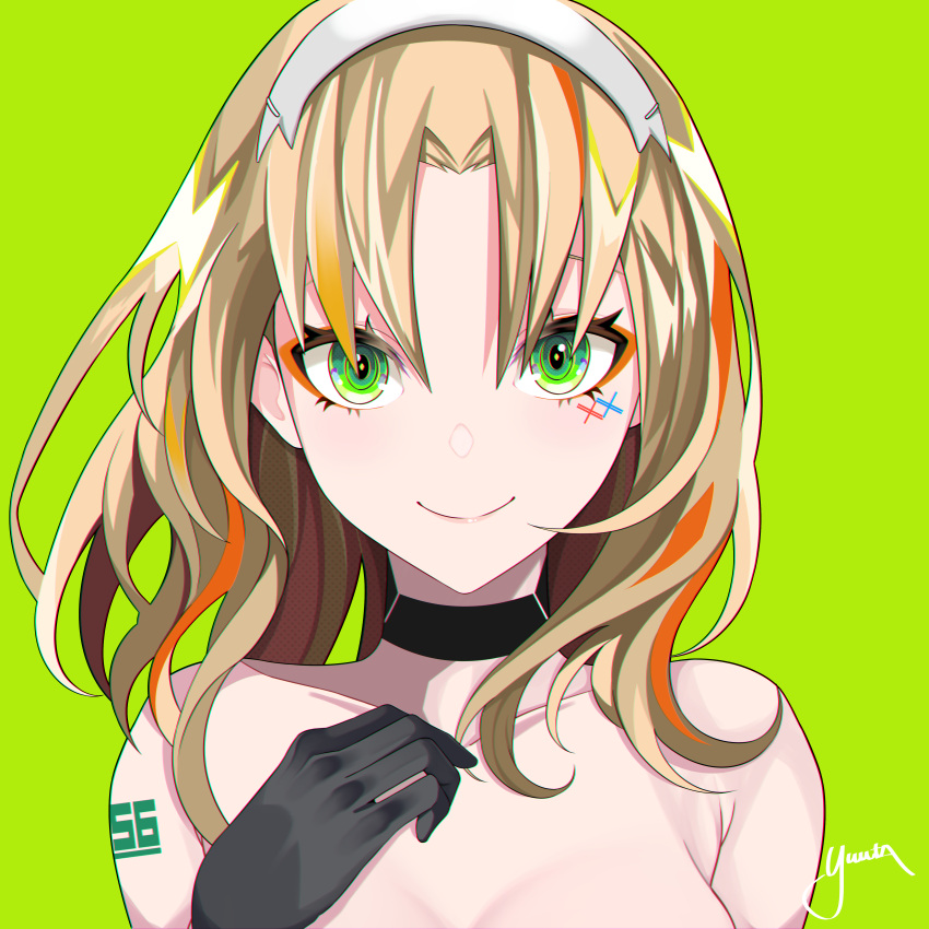 1girl absurdres bangs black_choker black_gloves breasts brown_hair choker closed_mouth collarbone darling_in_the_franxx eyebrows_behind_hair gloves green_background green_eyes hairband hand_up highres kokoro_(darling_in_the_franxx) light_brown_hair long_hair looking_at_viewer medium_breasts multicolored_hair nude orange_hair parted_bangs signature simple_background smile solo streaked_hair upper_body white_hairband yuuta_(yuuta0312)