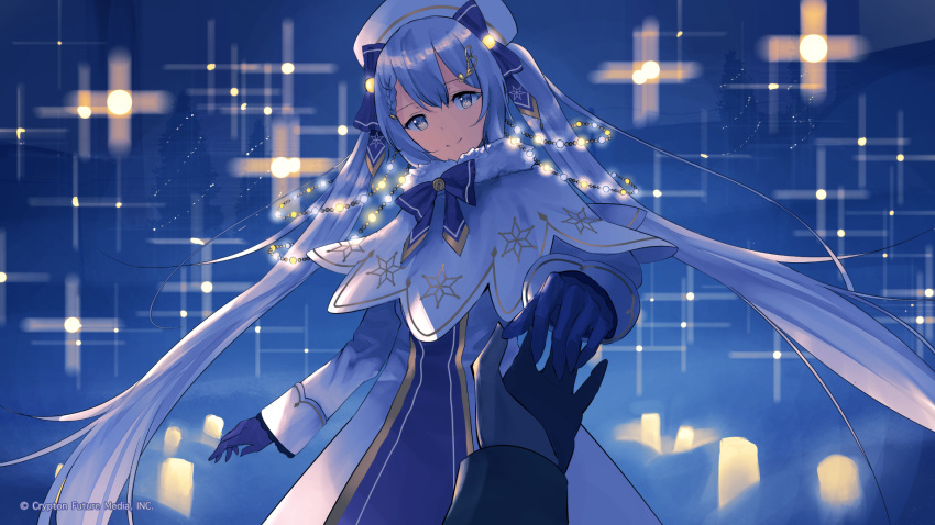 1girl beret blue_bow blue_eyes blue_gloves blue_hair blue_skirt blurry bow capelet christmas_lights commentary_request depth_of_field dress frilled_sleeves frills fur_collar fur_trim gloves goroku hair_bow hand_up hat hatsune_miku highres long_hair long_sleeves looking_at_viewer night official_art outdoors outstretched_hand skirt smile twintails very_long_hair vocaloid white_capelet white_dress white_headwear yuki_miku yuki_miku_(2021)