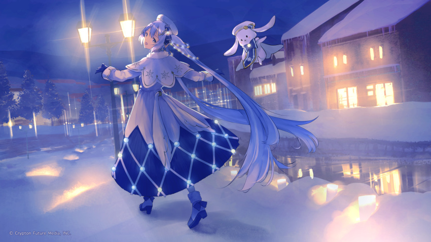 1girl animal beret blue_bow blue_eyes blue_gloves blue_hair blue_skirt bow bunny capelet christmas_lights commentary_request dress frilled_sleeves frills fur_collar fur_trim glint gloves goroku hair_bow hat hatsune_miku highres lamppost long_hair long_sleeves looking_at_viewer looking_back night official_art outdoors skirt snow solo_focus twintails very_long_hair vocaloid white_capelet white_dress white_headwear yuki_miku yuki_miku_(2021)