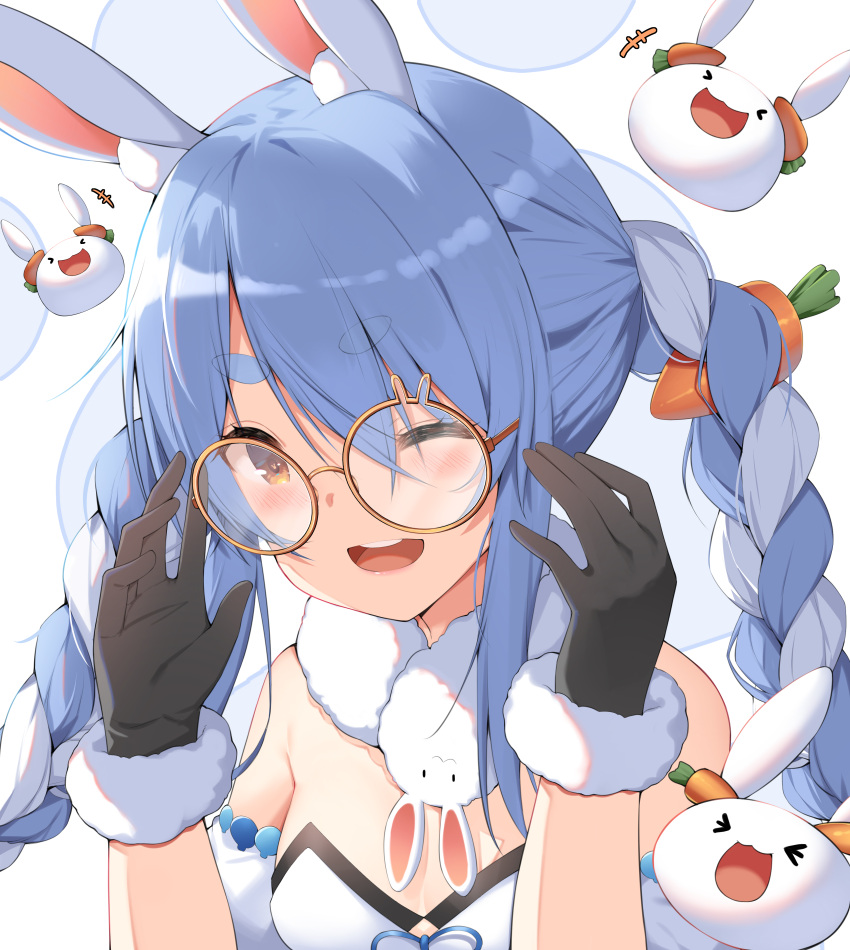 &gt;_&lt; +++ absurdres animal_ear_fluff animal_ears bangs bare_shoulders bespectacled black_gloves blue_hair blush braid breasts bunny_ears carrot_hair_ornament creature eyebrows_visible_through_hair food-themed_hair_ornament fur-trimmed_gloves fur_collar fur_trim glasses gloves hair_ornament hands_up highres hololive long_hair looking_at_viewer nekosama_shugyouchuu orange-framed_eyewear orange_eyes round_eyewear small_breasts thick_eyebrows twin_braids upper_body usada_pekora virtual_youtuber white_hair