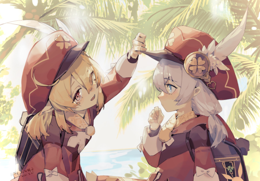 2girls backpack bag bangs blonde_hair blue_eyes clover company_connection cosplay crossover dress eye_contact eyebrows_visible_through_hair genshin_impact hair_between_eyes hat hat_feather highres honkai_(series) honkai_impact_3rd klee_(genshin_impact) klee_(genshin_impact)_(cosplay) long_hair long_sleeves looking_at_another meiyou_jiaxin_de_binggan mihoyo_technology_(shanghai)_co._ltd. multiple_girls official_alternate_costume pointy_ears red_dress red_eyes red_headwear theresa_apocalypse white_hair