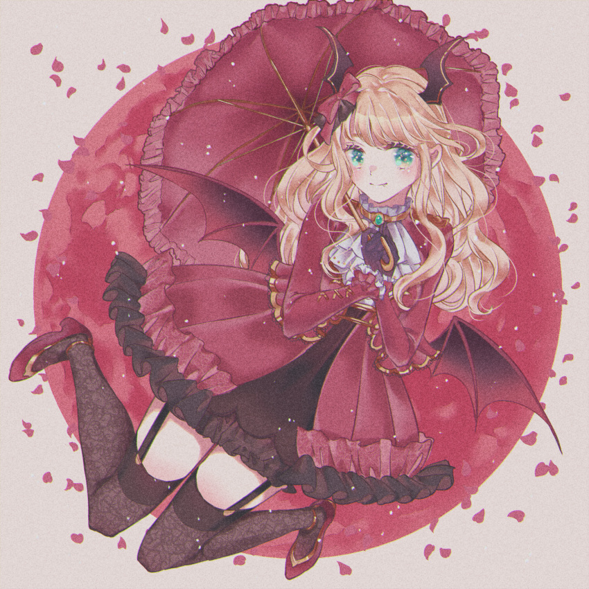 1girl bangs bat_wings blonde_hair bow brown_legwear chromatic_aberration circle closed_mouth cravat dress emerald_(gemstone) fang fang_out floral_print frilled_dress frilled_shirt_collar frilled_sleeves frilled_umbrella frills full_body garter_straps gold_trim green_eyes grey_background hair_bow hair_ornament hands_up haruhana_aya high_heels highres holding holding_umbrella knees_together_feet_apart layered_dress light_particles lolita_fashion long_hair long_sleeves looking_at_viewer low_wings official_alternate_costume own_hands_together petals print_legwear red_background red_bow red_dress red_footwear red_umbrella red_wings shiny shiny_hair shoes short_dress shoujo_kageki_revue_starlight shoujo_kageki_revue_starlight_-re_live- sidelocks sleeves_past_wrists smile solo thighhighs two-tone_background umbrella vampire wavy_hair white_neckwear wing_hair_ornament wings yumeoji_shiori
