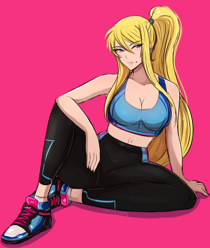 arm_support black_pants blonde_hair blue_eyes breasts cleavage elbow_on_knee hair_between_eyes high_ponytail highres large_breasts legs_apart long_hair metroid midriff mole mole_under_mouth navel omiza_somi pants ponytail samus_aran serious shoes sidelocks sitting sitting_on_floor sneakers sports_bra sportswear tight tight_pants very_long_hair yoga_pants