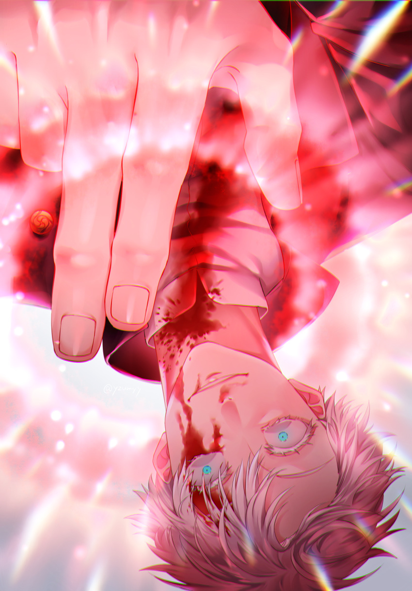 1boy absurdres bangs blood blood_on_face bloody_clothes blue_eyes eyelashes gojou_satoru hair_between_eyes hand_up highres jacket jujutsu_kaisen looking_at_viewer male_focus parted_lips short_hair smile solo upper_body upside-down white_hair yzumyy