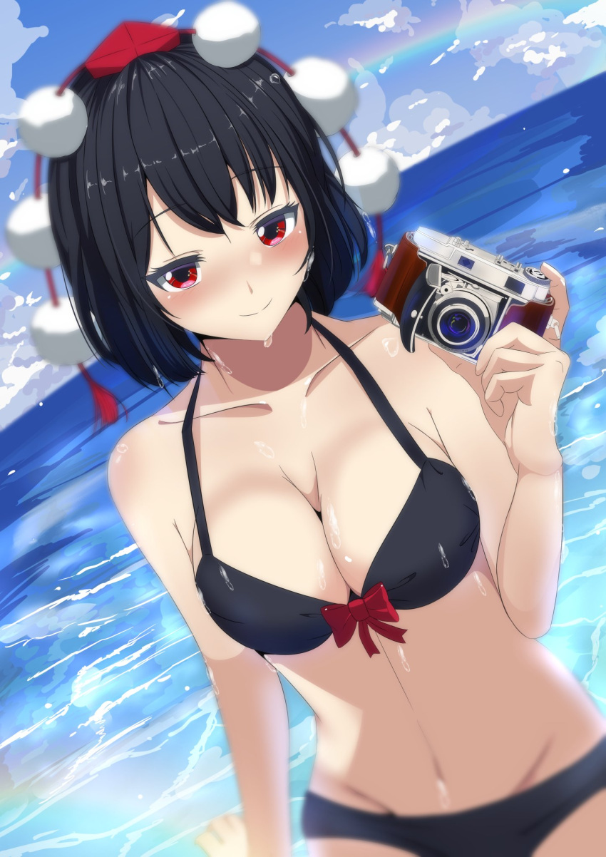 1girl bangs bikini black_bikini black_hair blue_sky blur bow breasts camera cleavage closed_mouth dutch_angle groin hat highres holding holding_camera kitaura_kasumi looking_at_viewer medium_breasts navel ocean outdoors pom_pom_(clothes) rainbow red_bow red_eyes red_headwear shameimaru_aya short_hair sky smile solo standing swimsuit tokin_hat touhou wet