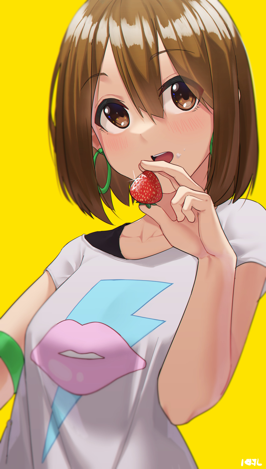 1girl absurdres bangs blush brown_eyes brown_hair commentary earrings eyebrows_visible_through_hair food food_on_face fruit hair_between_eyes hand_up highres hirasawa_yui holding holding_food jebi jewelry k-on! looking_at_viewer open_mouth shirt short_hair short_sleeves signature simple_background solo strawberry upper_body white_shirt yellow_background