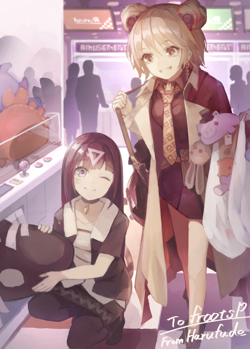 2girls alternate_costume amusement_park arcade bag black_hair brown_hair choker commentary_request crane_game double_bun earrings english_text eyebrows_visible_through_hair girls'_frontline grin handbag highres jewelry multiple_girls necktie nyto_adeline_(girls'_frontline) one_eye_closed p90_(girls'_frontline) smile stuffed_animal stuffed_bunny stuffed_crab stuffed_pig stuffed_toy suginakara_(user_ehfp8355) trench_coat