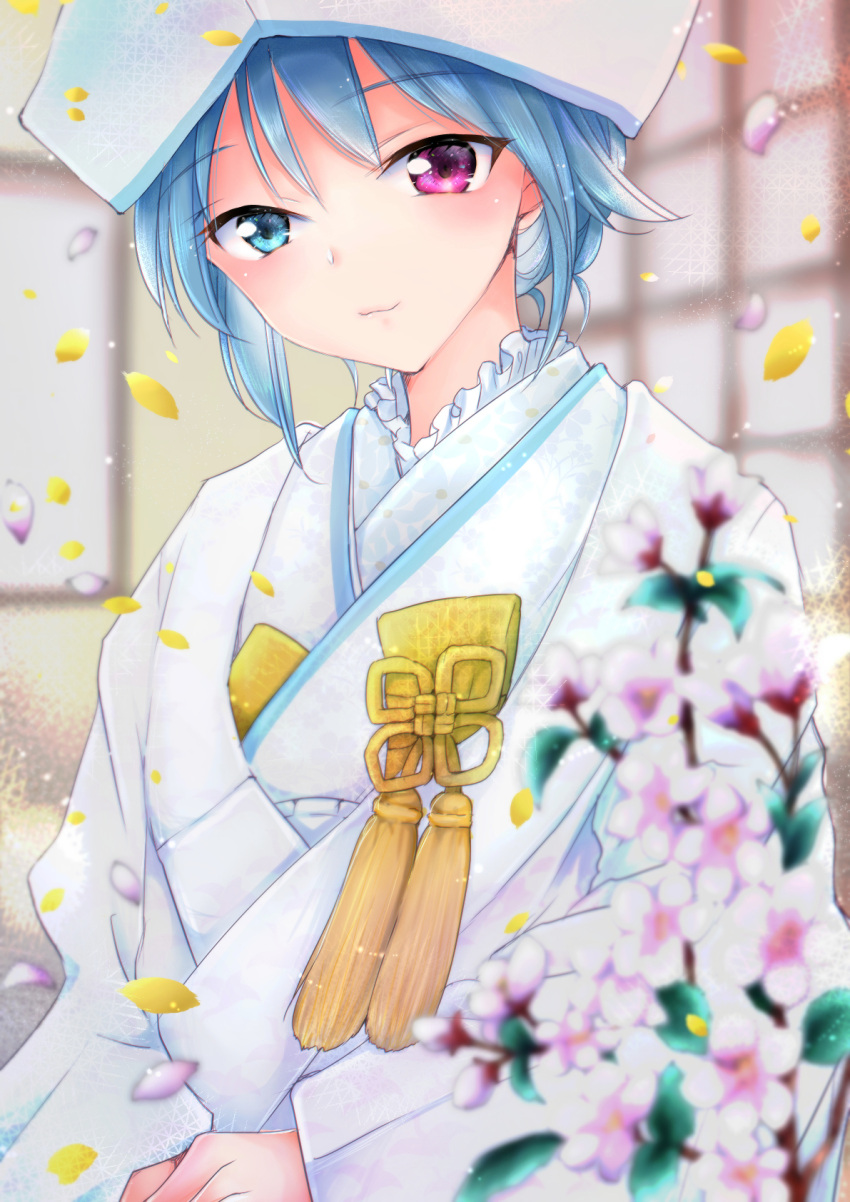 1girl :3 alternate_costume blue_eyes blush commentary_request eyebrows_visible_through_hair flower heterochromia highres japanese_clothes kimono looking_at_viewer petals purple_eyes rei_(ls91407662) short_hair solo tatara_kogasa touhou tsunokakushi uchikake upper_body white_headwear white_kimono