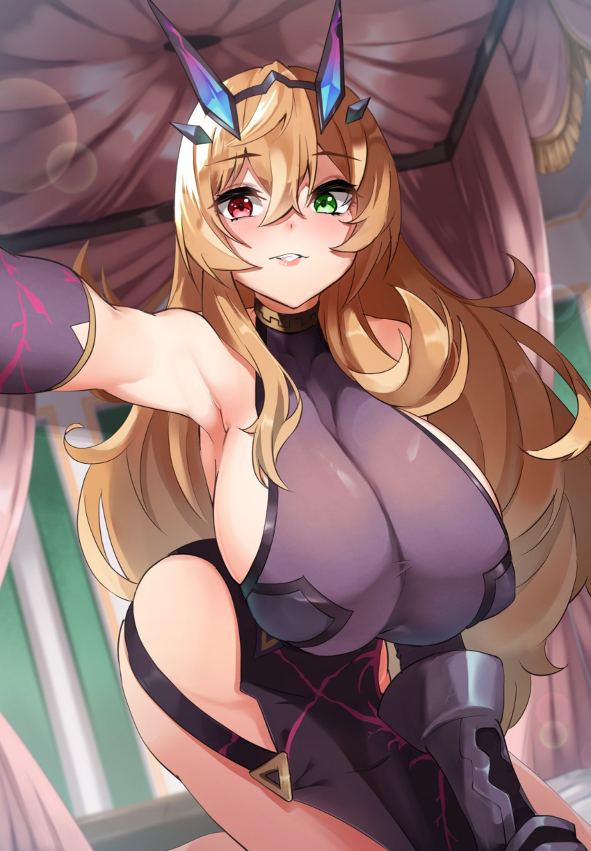 1girl armpits bangs bare_shoulders black_dress blonde_hair breasts dress fate/grand_order fate_(series) gauntlets gawain_(fairy_knight)_(fate) green_eyes heterochromia highres horns kneeling large_breasts leaning_forward long_hair looking_at_viewer outstretched_arm pelvic_curtain red_eyes sezoku sideboob single_gauntlet thighs