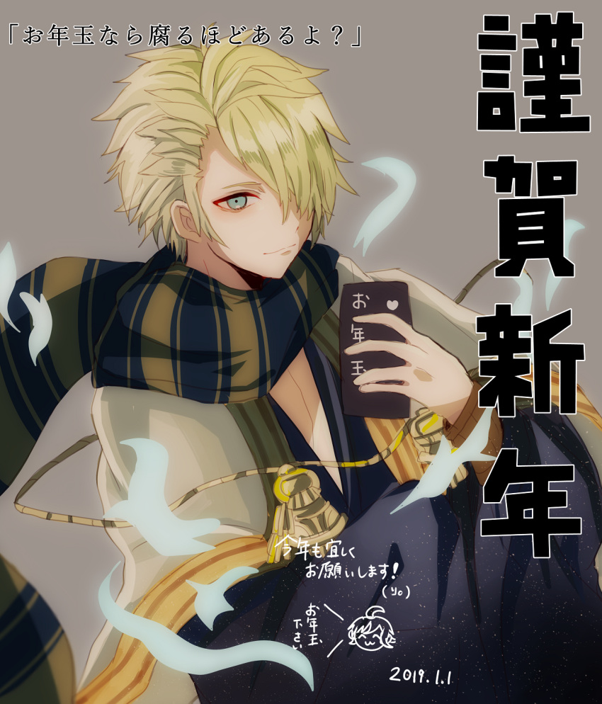 1boy akitama2727 aladdin_(sinoalice) antenna_hair bangs beige_background blonde_hair closed_mouth green_eyes hair_between_eyes hair_over_one_eye highres holding holding_notepad long_sleeves looking_at_viewer notepad scarf short_hair simple_background sinoalice smile solo