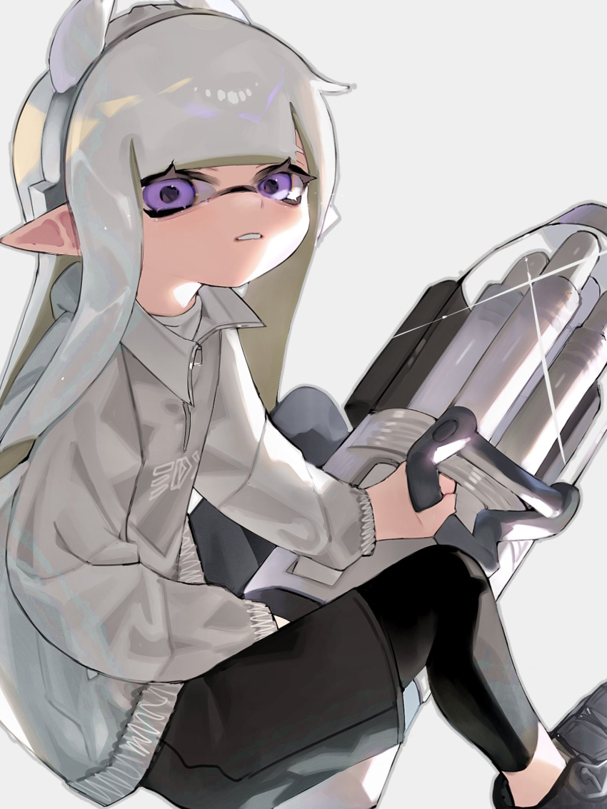 1girl ballpoint_splatling_(splatoon) black_footwear black_leggings black_shorts collared_jacket full_body glint grey_hair grey_hairband grey_jacket gun hairband highres holding holding_gun holding_weapon inkling inkling_girl jacket leggings leggings_under_shorts long_hair parted_lips pointy_ears purple_eyes shoes shorts simple_background solo splatoon_(series) splatoon_3 teeth tentacle_hair weapon white_background yomeniwan