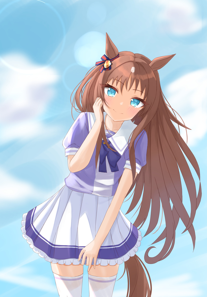 1girl absurdres animal_ears blue_eyes blush bow breasts brown_hair closed_mouth cloud cloudy_sky commentary_request cowboy_shot ear_ornament grass_wonder_(umamusume) hair_ornament highres horse_ears horse_girl horse_tail kudo_(user_dzch8572) lens_flare looking_at_viewer multicolored_hair petticoat pleated_skirt purple_bow school_uniform skirt sky small_breasts smile solo streaked_hair summer tail thighhighs tracen_school_uniform umamusume white_hair white_skirt white_thighhighs