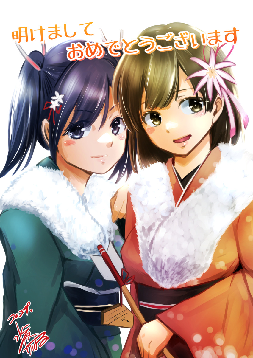 2girls akeome alternate_costume black_eyes black_hair brown_eyes brown_hair commentary_request flower fur-trimmed_kimono fur_trim green_kimono hair_flower hair_ornament happy_new_year highres hiryuu_(kancolle) japanese_clothes kantai_collection kimono long_hair looking_at_viewer mizuya_chiharu multiple_girls orange_kimono short_hair signature simple_background souryuu_(kancolle) twintails white_background