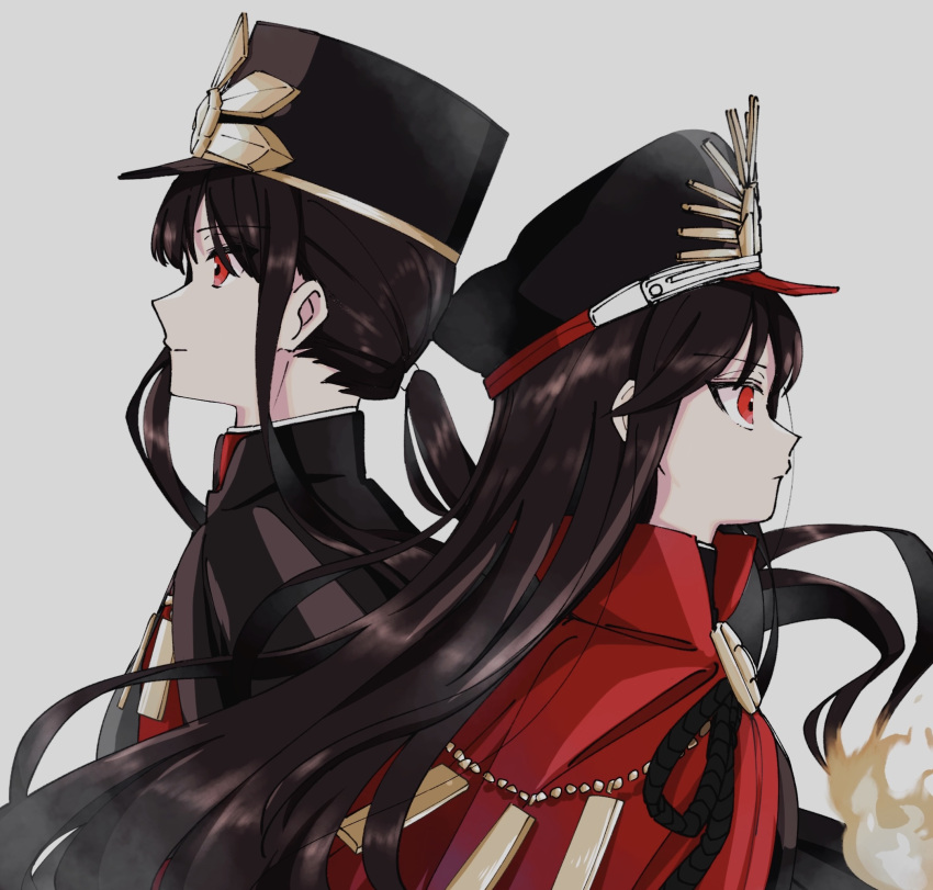 1boy 1girl black_cape brother_and_sister cape collared_cape expressionless family_crest fate/grand_order fate_(series) fiery_hair from_side grey_background hat highres looking_ahead low_ponytail medallion military_hat oda_nobukatsu_(fate) oda_nobunaga_(fate) oda_uri otoko_no_ko peaked_cap red_cape shako_cap siblings simple_background tight_top user_nfzt2852