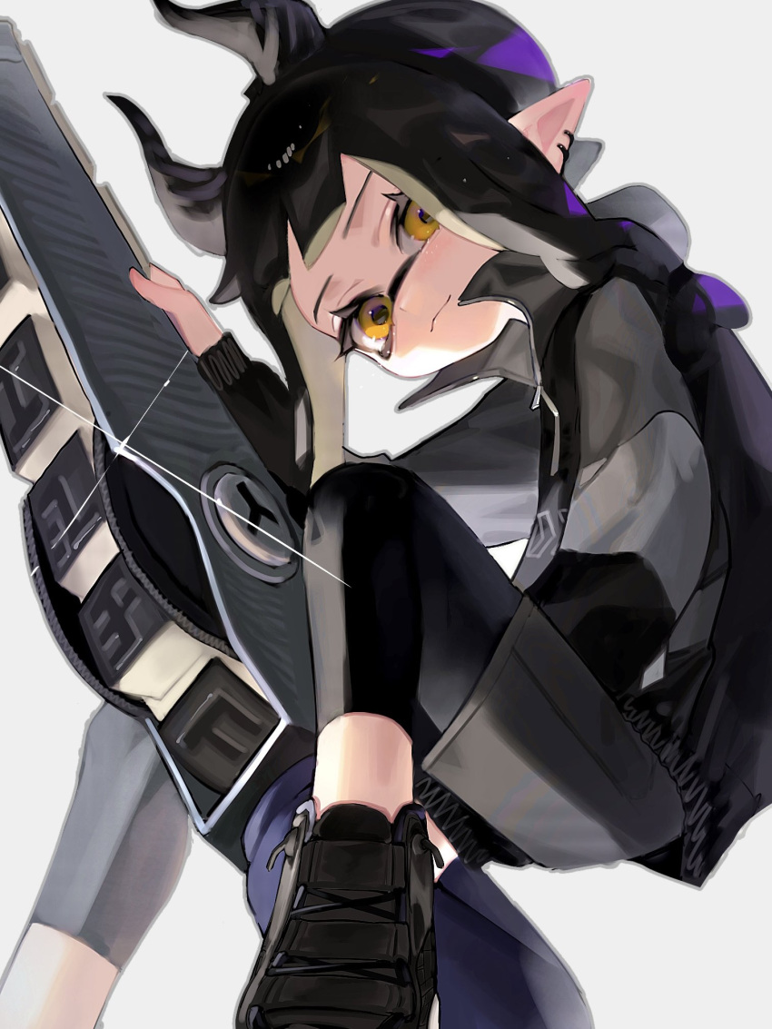 1boy black_footwear black_hair black_pants closed_mouth collared_sweater eyelashes fake_horns full_body glint highres holding holding_weapon horns inkling inkling_(language) inkling_boy long_hair pants pointy_ears shoes smile solo splatana_stamper_(splatoon) splatoon_(series) splatoon_3 sword tentacle_hair weapon yellow_eyes yomeniwan